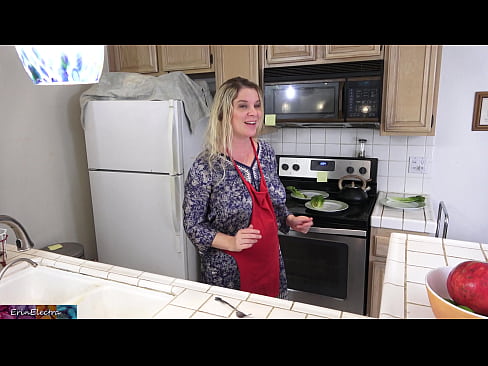 ❤️ A madrasta a ordenhá-lo na cozinha antes do seu encontro ️❌ Sexo de qualidade em nós ❌❤